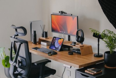 Zo ziet de perfecte bachelor desk setup eruit